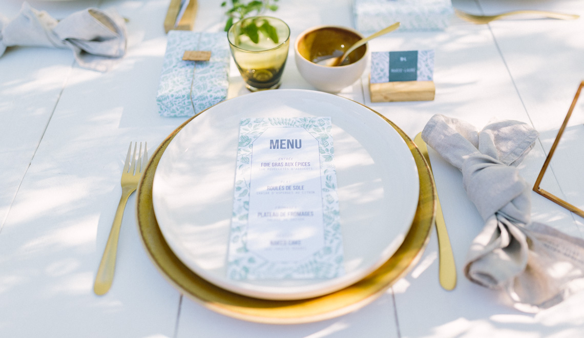 menu et faire part sur mesure de mariage posés dans l'assiette