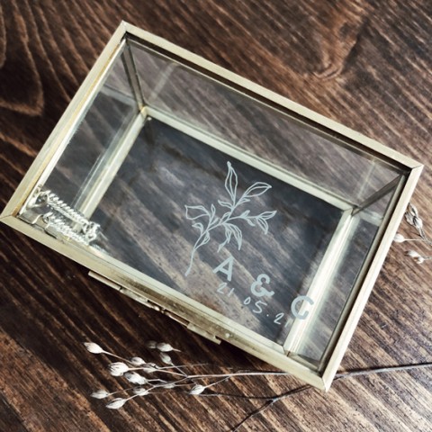 Boite à alliances gravée en verre et laiton doré alba
