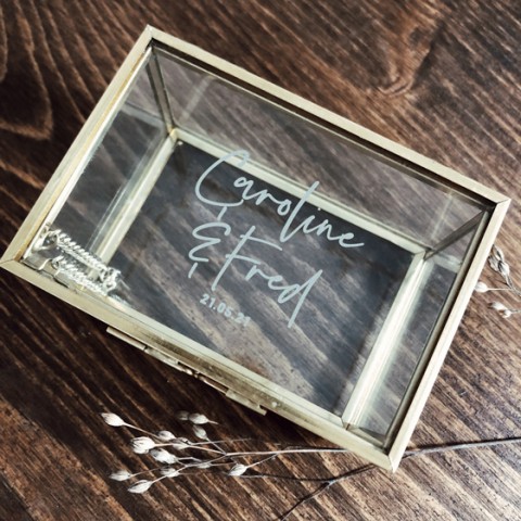 Boite à alliances gravée en verre et laiton doré caroline