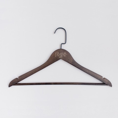 cintre bois foncé à personnaliser mariage rustique Rustic