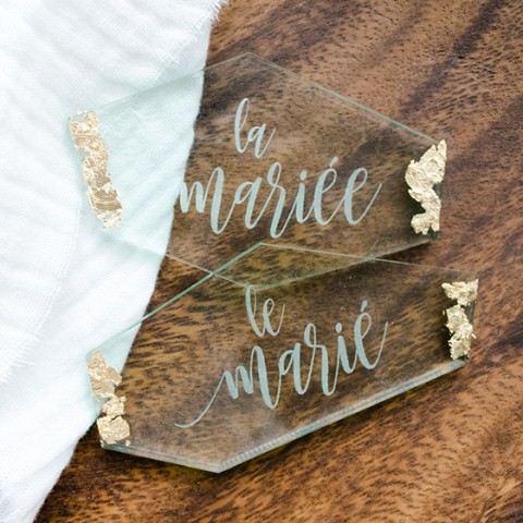 détail marque-place plexi effet verre finition or avec calligraphie