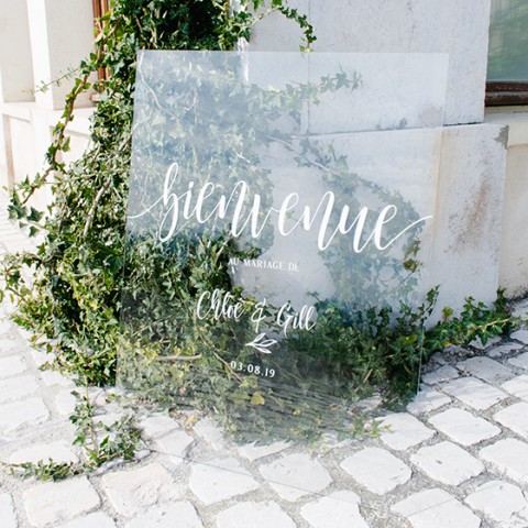 panneau accueil bienvenue mariage champêtre plexi calligraphie blanche et dessin blanc