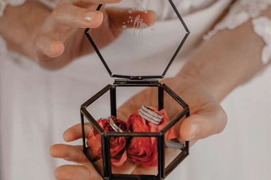 boite à alliances en verre et laiton personnalisée pour le mariage avec monogramme collection celestine